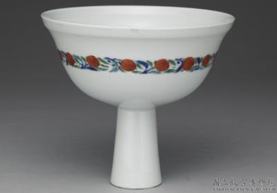 图片[2]-Stem bowl with decoration of flowers and birds in wucai polychrome enamels on a white ground, Qing dynasty (1644-1911)-China Archive